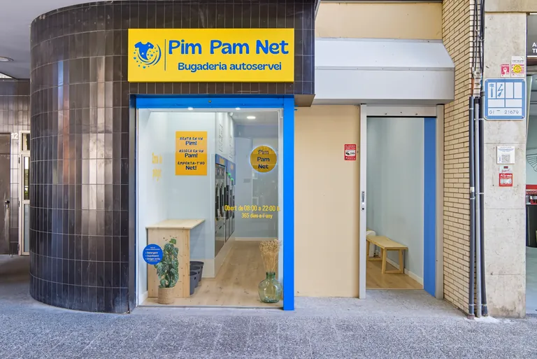 Pim Pam Net entrance at Carrer Pare Coll, 12